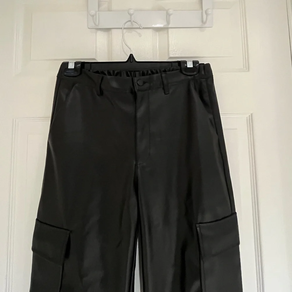 Women’s black pants, fake leather.
Excellent excellent condition. - Picture 4 of 7